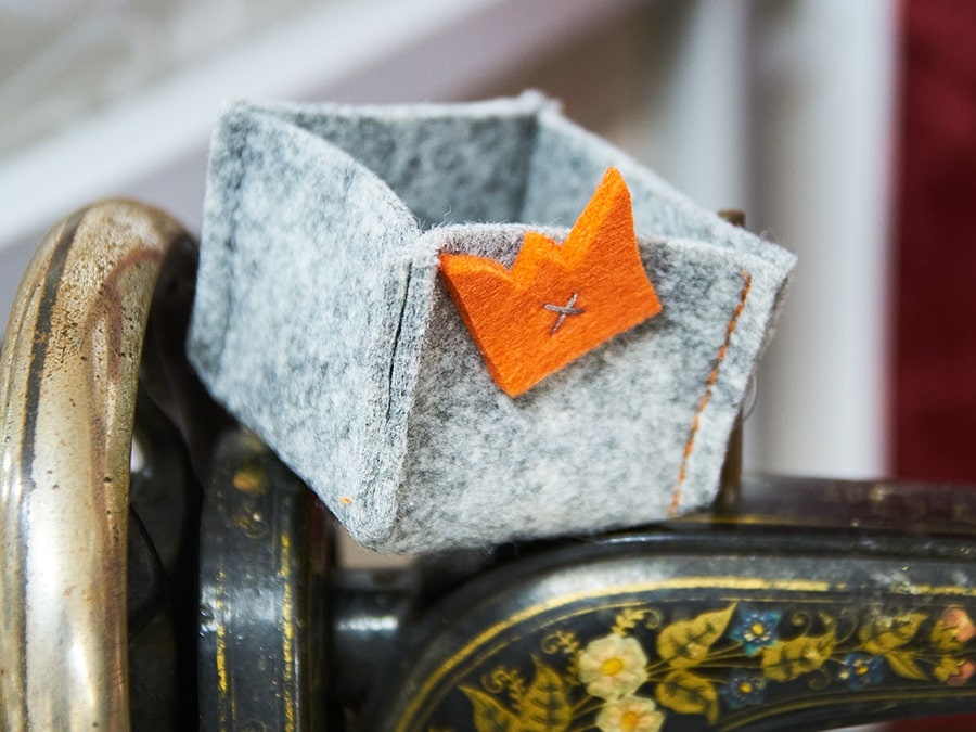 Filz Körbchen grau mit oranger Krone ✓ Dekorativ und praktsich ✓