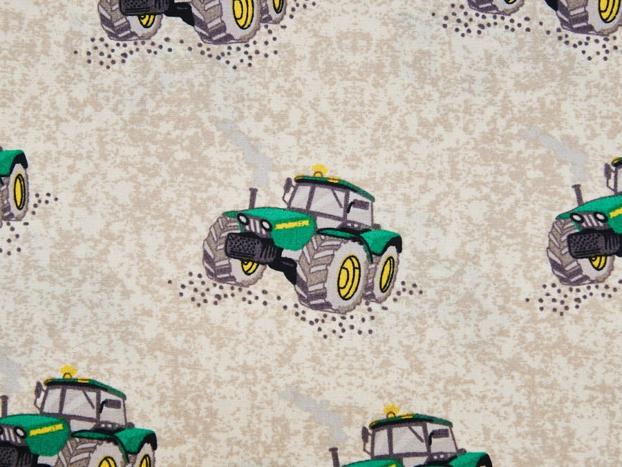 Hochwertiger Baumwollstoff ✂ beige bedruckt mit Motiv "grüner Traktor" ✓ hochwertig ✓  ab 0,3 Meter ✓ 1010-1