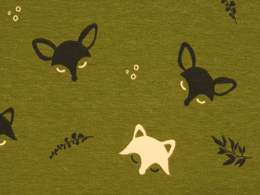 Hier kaufen: Hochwertiger Sweatshirt ✂ grün mit hellen und dunklen Fuchs-Gesichtern ✓ mit süßen Ohren ✓