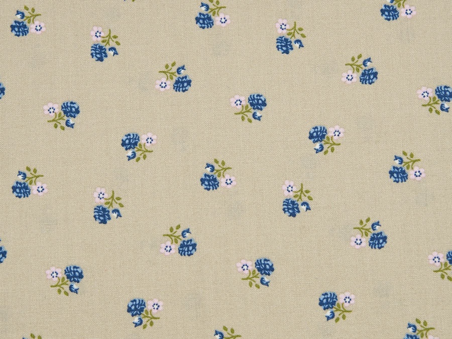 Trachtenstoff sandfarben mit rosa und blauen Blümchen 1001