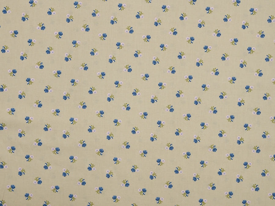 Trachtenstoff sandfarben mit rosa und blauen Blümchen 1003